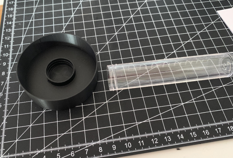 Geocaching Versteck - Pfostenkappe mit Petling Foto 2