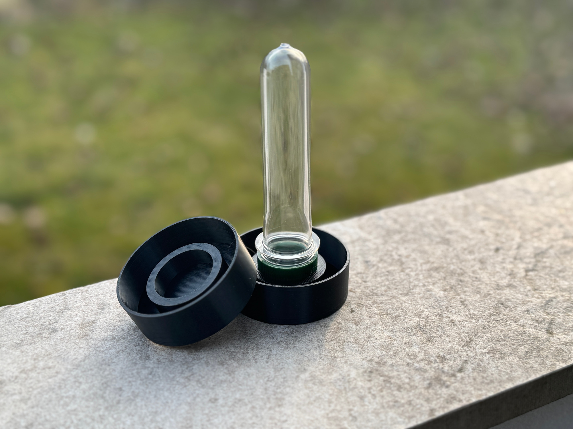 Geocaching Versteck - Pfostenkappe mit Loch für Petlinge Foto 4