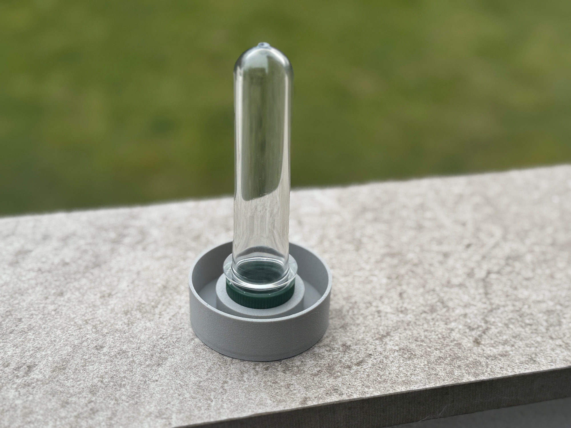 Geocaching Versteck - Pfostenkappe mit Loch für Petlinge Foto 5