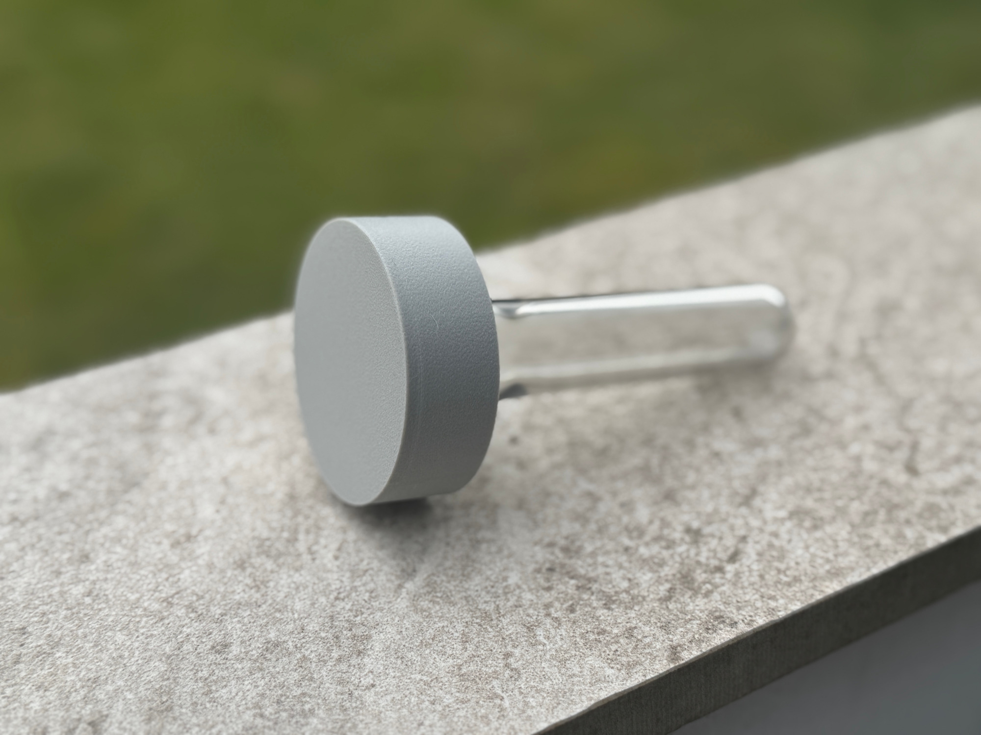 Geocaching Versteck - Pfostenkappe mit Loch für Petlinge Foto 6